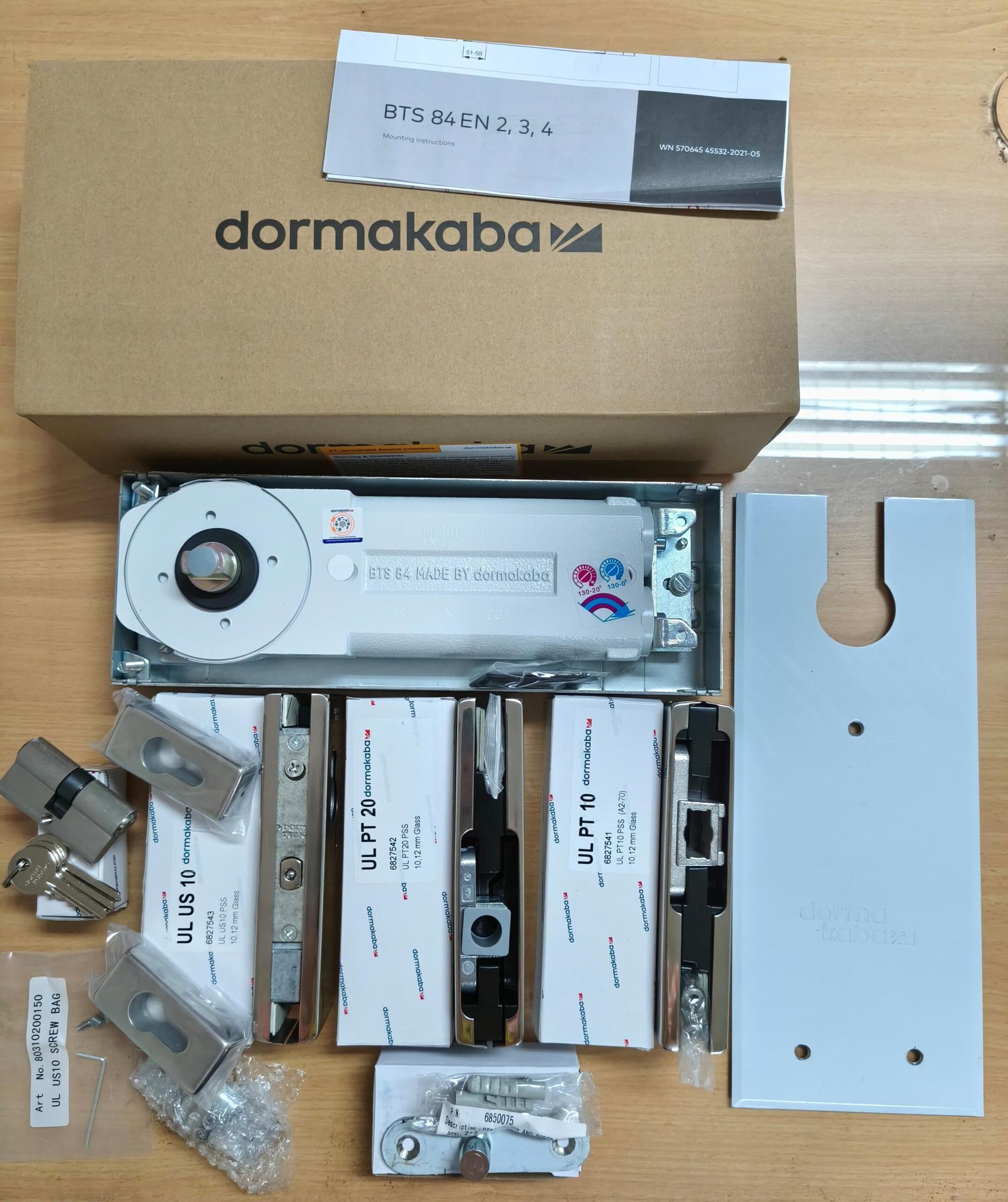 Paket DORMA BTS 84 Patch Fitting Set – EN 3, HO 90° | UL PT 10 Bottom, UL PT 20 Top, UL US 10 Corner Lock + PT 24 Top Pivot (Pintu Kaca 10–12 mm)